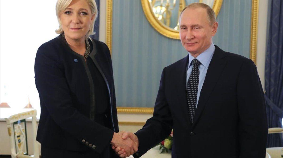 Marine Le Pen y Vladímir Putin se saludan en el Kremlin, el 24 de marzo de 2017