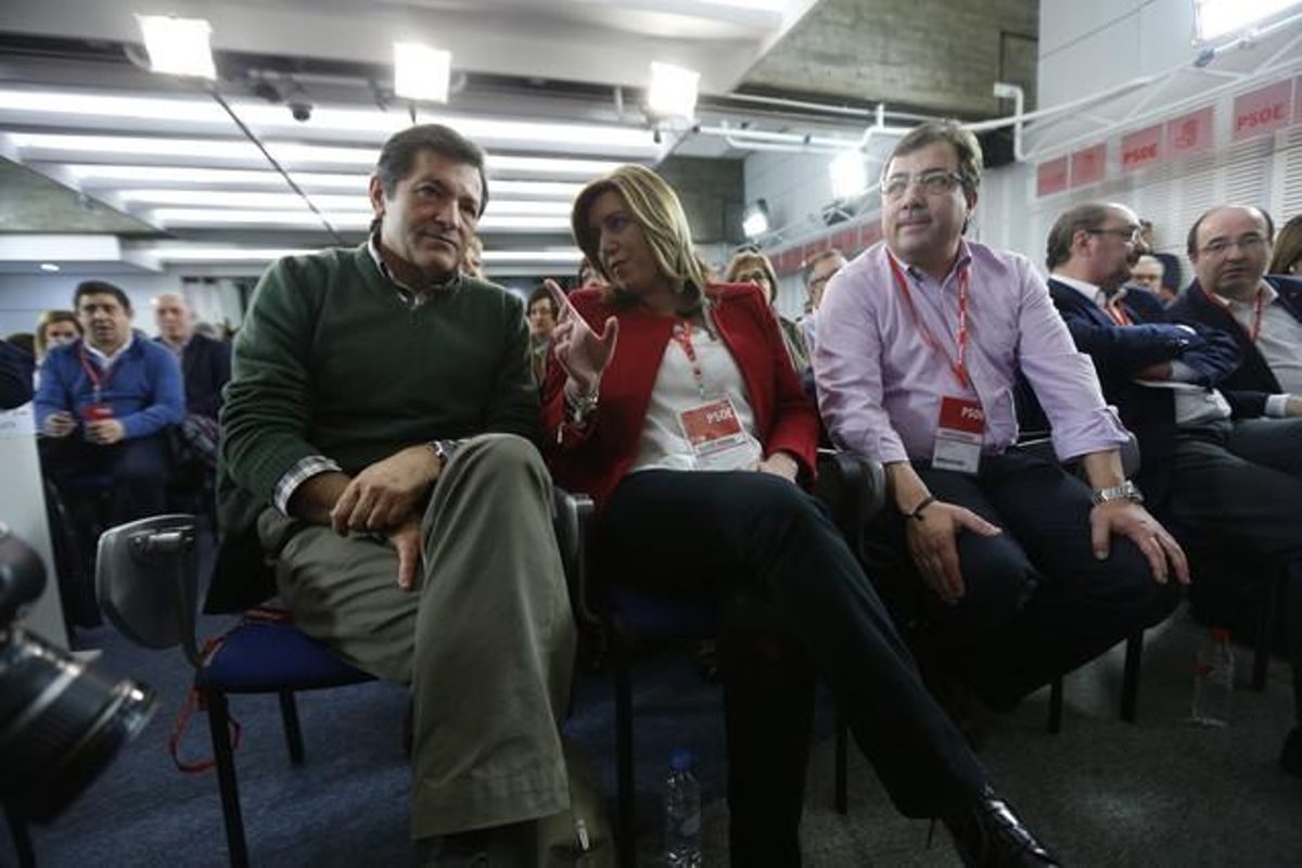 Los presidentes Javier Fernández (Asturias), Susana Díaz (Andalucía) y Guillermo Fernández Vara (Extremadura), en la reunión del comité federal del PSOE. Los presidentes Javier Fernández (Asturias), Susana Díaz (Andalucía) y Guillermo Fernández Vara (Extremadura), en la reunión del comité federal del PSOE.