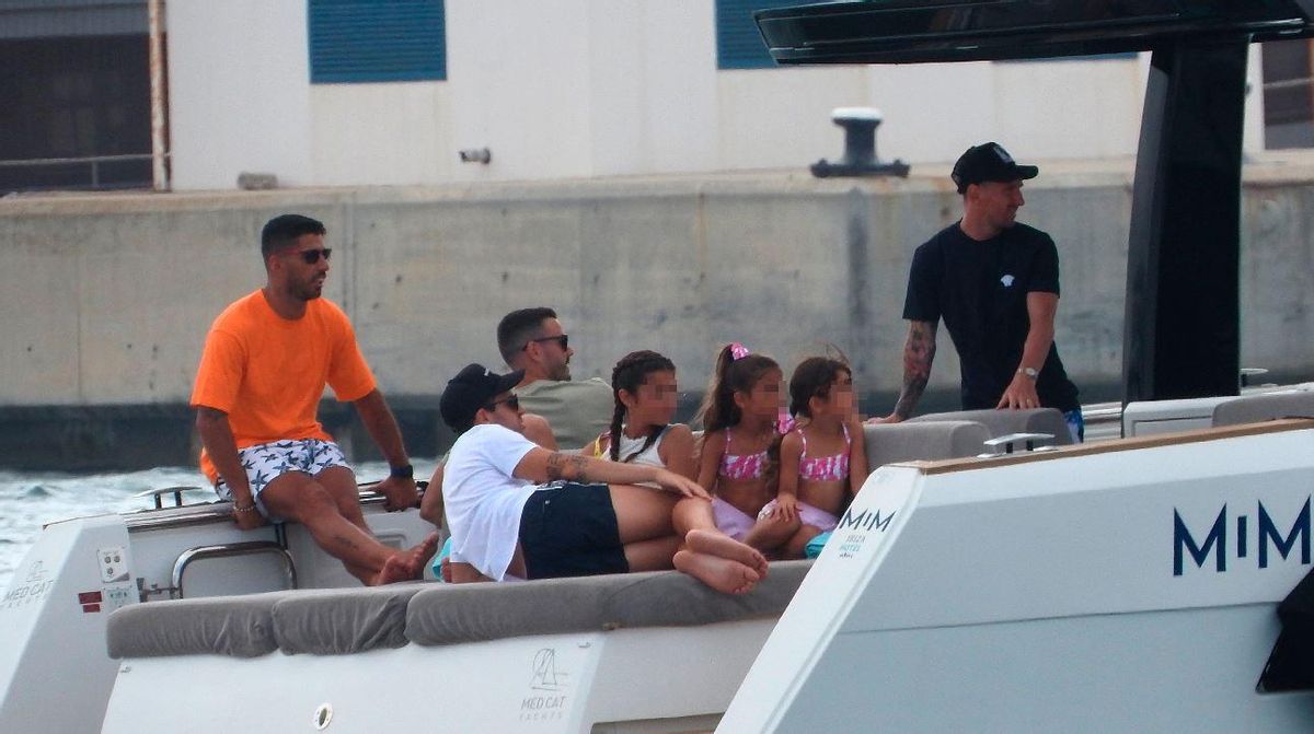Luis Suárez (izquierda, de naranja), Cesc y Messi (derecha del todo) navegan por aguas de Eivissa con sus familias, este viernes. Luis Suárez (izquierda, de naranja), Cesc y Messi (derecha del todo) navegan por aguas de Eivissa con sus familias, este viernes.