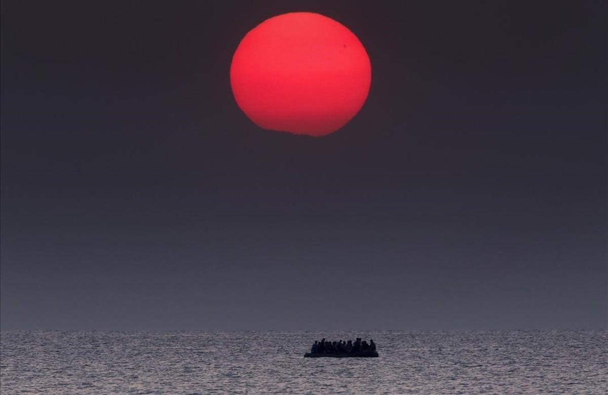 PREMIOS PULITZER  Un bote inflable abarrotado de refugiados sirios a la deriva en el mar Egeo entre Turquía y Grecia.