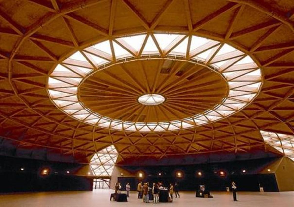 Espectacular sala de actos construida bajo la cúpula que culmina el centro comercial Las Arenas, ayer. Espectacular sala de actos construida bajo la cúpula que culmina el centro comercial Las Arenas, ayer.