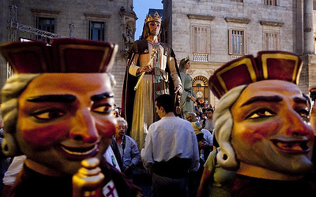 Enanos y gigantes, en la plaza de Sant Jaume durante el pregón.
