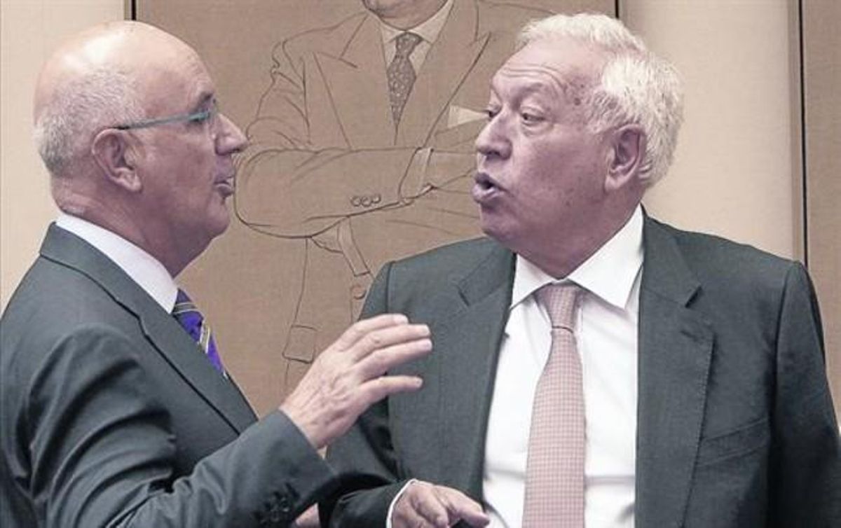 Josep Antoni Duran Lleida conversa con el ministro José Manuel García-Margallo, ayer, en el Congreso. Josep Antoni Duran Lleida conversa con el ministro José Manuel García-Margallo, ayer, en el Congreso.