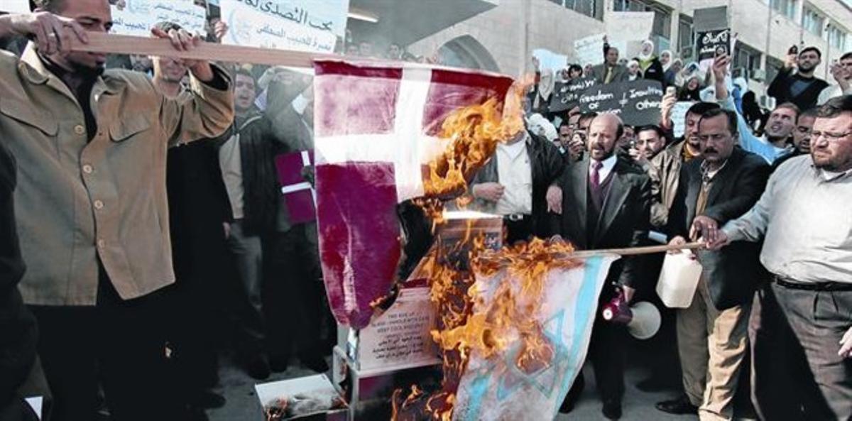 AGRAVIADOS Manifestación en Amman (Jordania), el 7 de febrero del 2006, contra la publicación de las viñetas de Mahoma. Los musulmanes que salieron a la calle fueron una minoría,  activa y ruidosa.