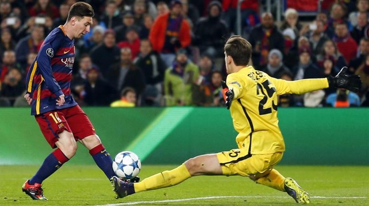 Messi eleva la pelota sobre Szeczny en la jugada del 2-0.