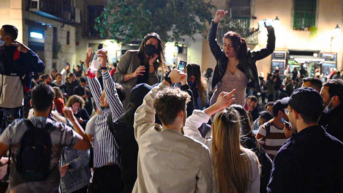 Nueva noche de botellón en Barcelona: la Guàrdia Urbana desaloja a más de 7.000 personas