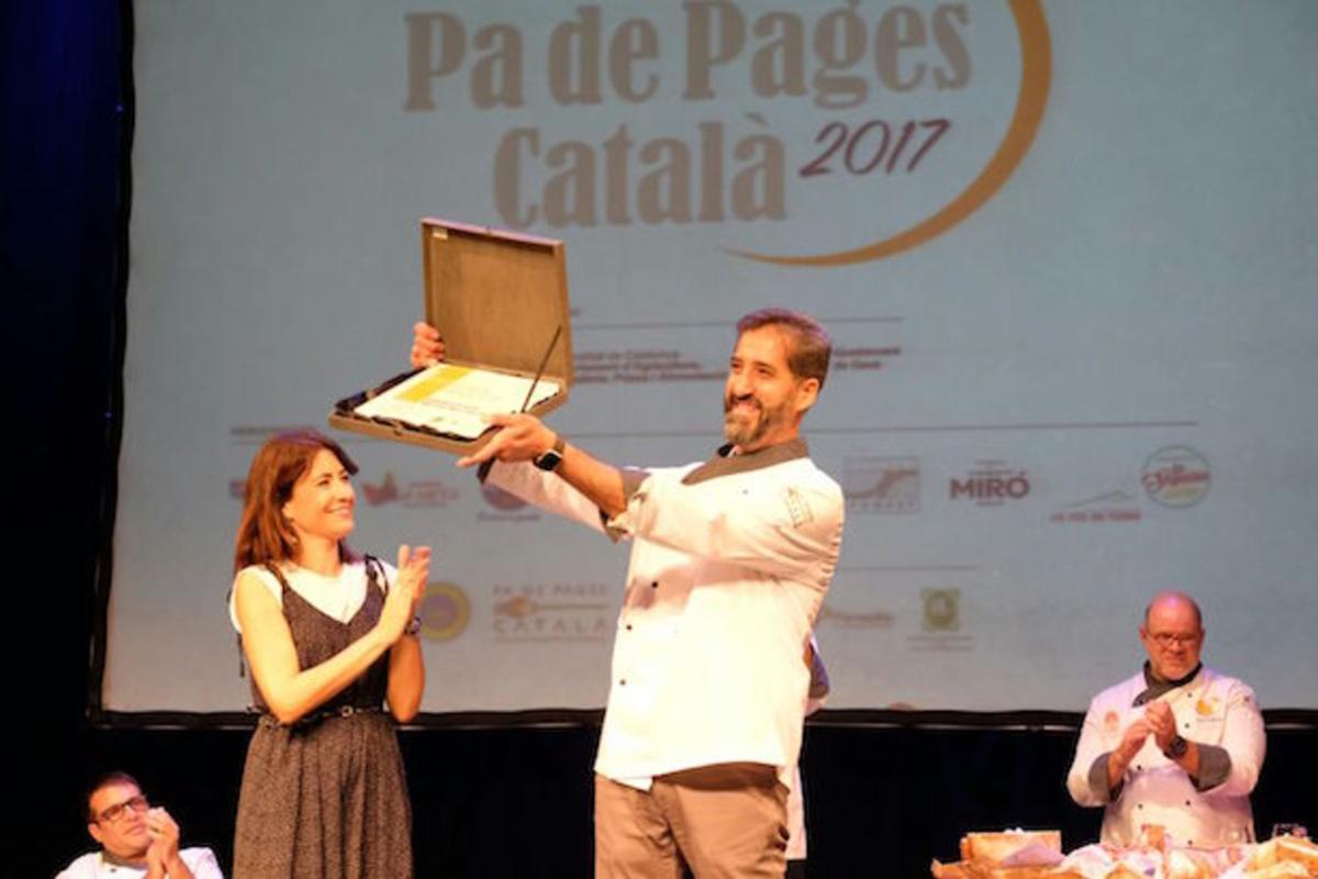 Miquel Guich, guanyador del millor pa de pagès català de l’any. Miquel Guich, guanyador del millor pa de pagès català de l’any.