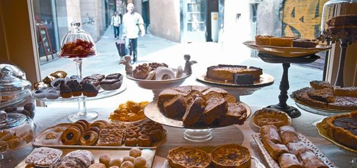 Escaparate lleno de tentadores pasteles y dulces en el barrio Gòtic.
