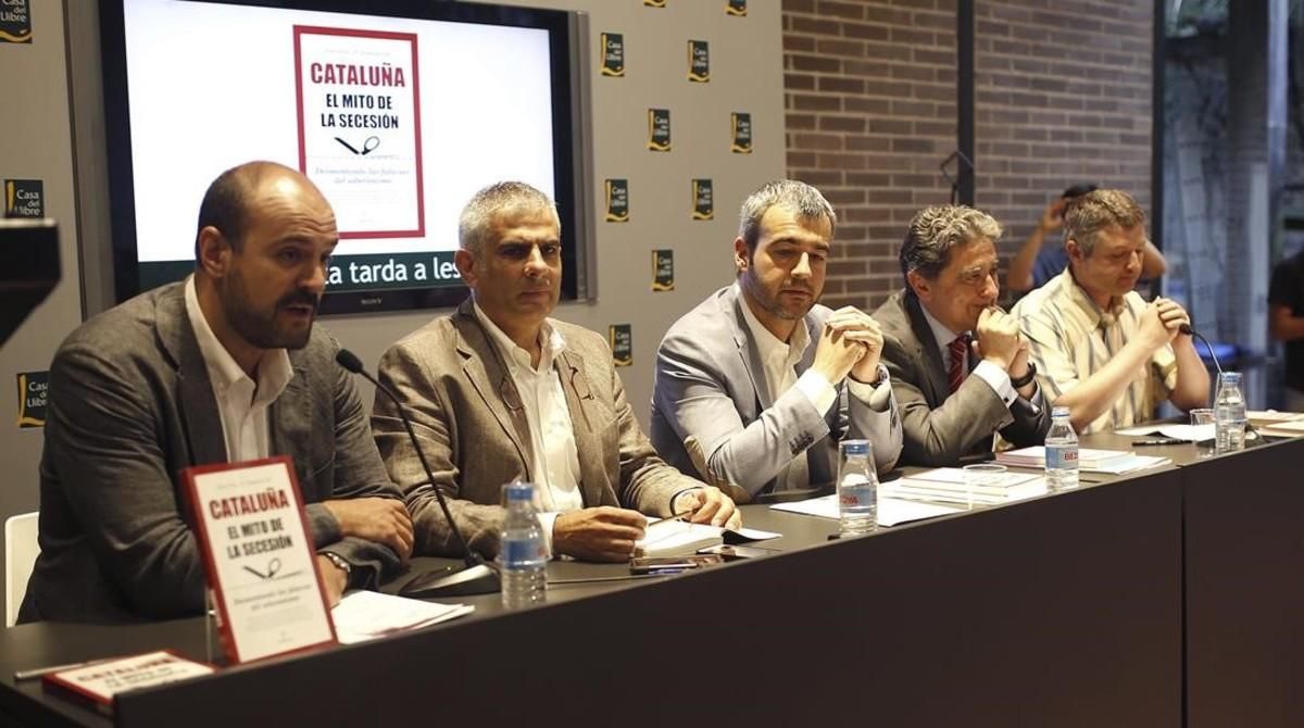 Juan Arza (primero por la izquierda), en la presentación del libro ’Cataluña. El mito de la secesión’, con dirigentes del PPC, C’s y el PSC, en el 2015. Juan Arza (primero por la izquierda), en la presentación del libro ’Cataluña. El mito de la secesión’, con dirigentes del PPC, C’s y el PSC, en el 2015.