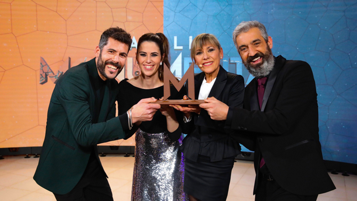 Ivan Medina, Candela Figueras y Roger de Gràcia entregan el premio a Mari Pau Huguet. Ivan Medina, Candela Figueras y Roger de Gràcia entregan el premio a Mari Pau Huguet.