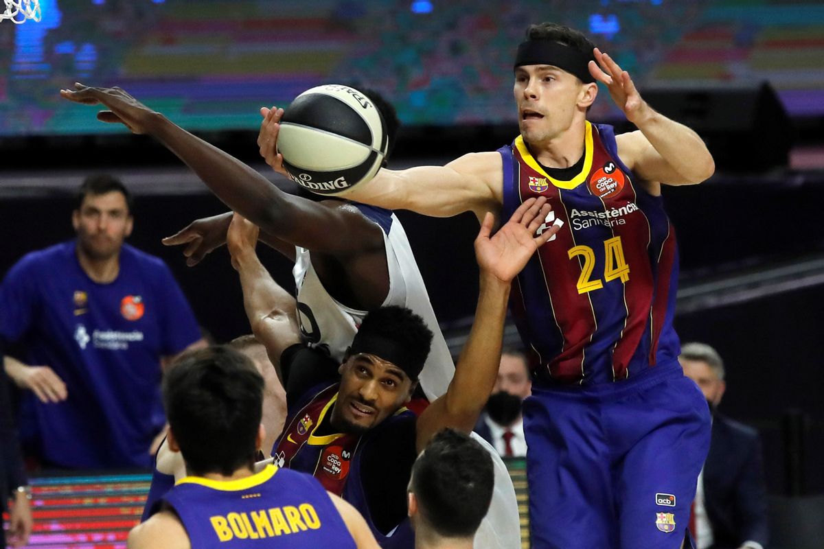 El azulgrana Kuric se eleva por encima de un grupo de jugadores para capturar un rebote El azulgrana Kuric se eleva por encima de un grupo de jugadores para capturar un rebote