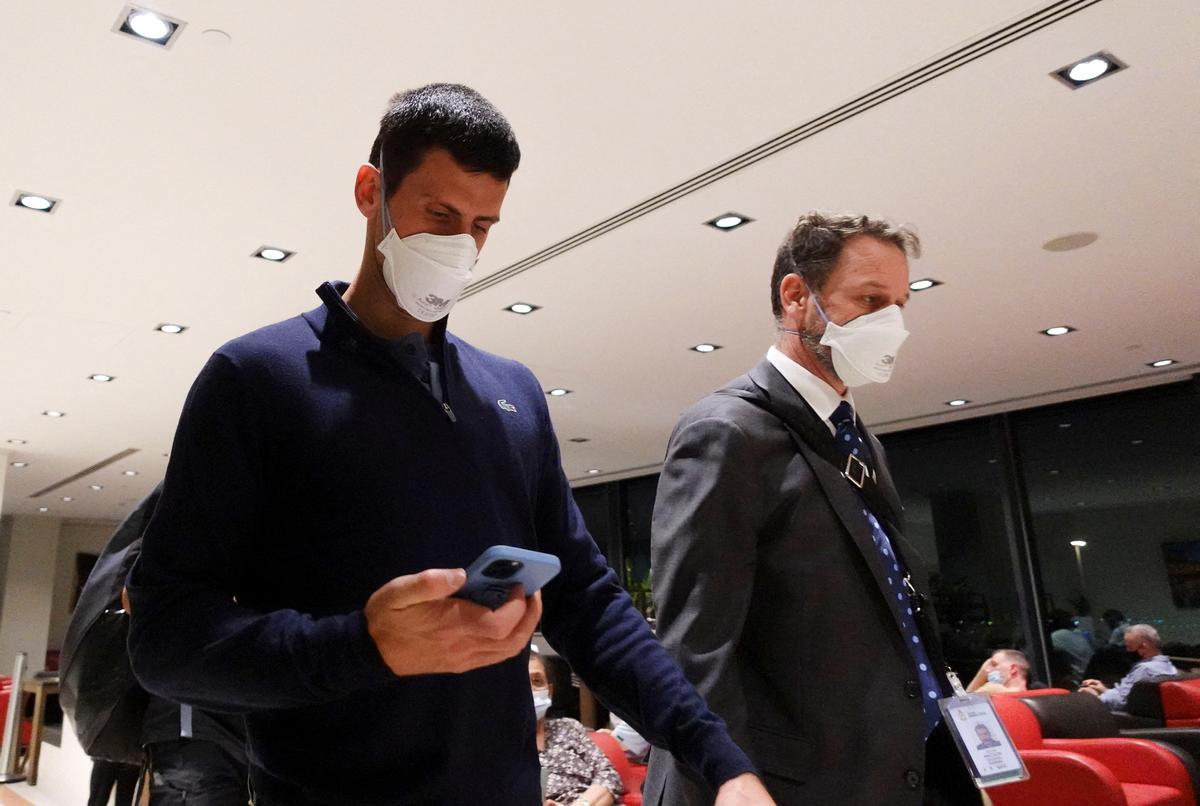 Djokovic, en el aeropuerto de Melbourne para dejar Australia. Loren Elliott | Reuters 