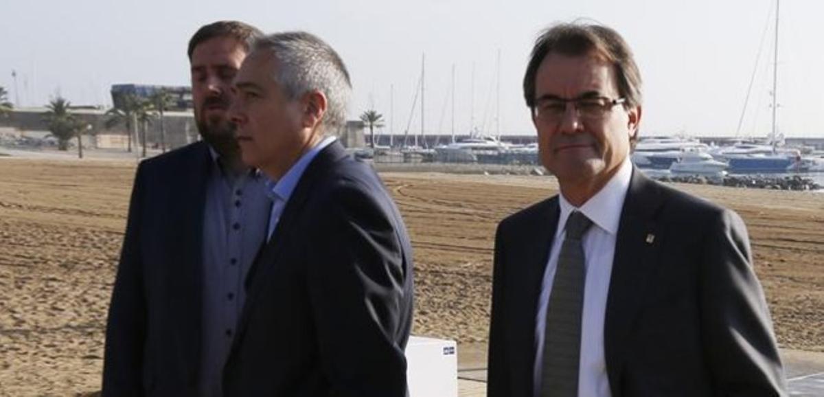 Artur Mas (derecha), Pere Navarro y Oriol Junqueras, durante la jornada de reflexión electoral del 25-N, en una playa de Barcelona.