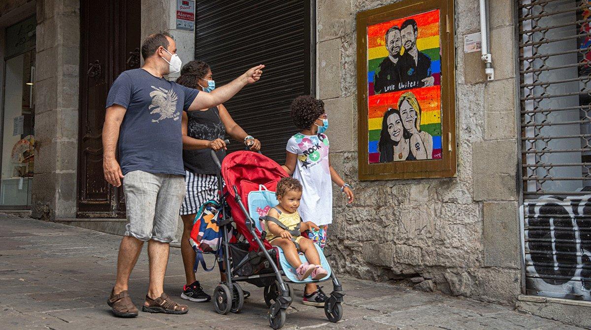 Una familia, de paseo por el centro de Barcelona, el pasado 27 de junio.