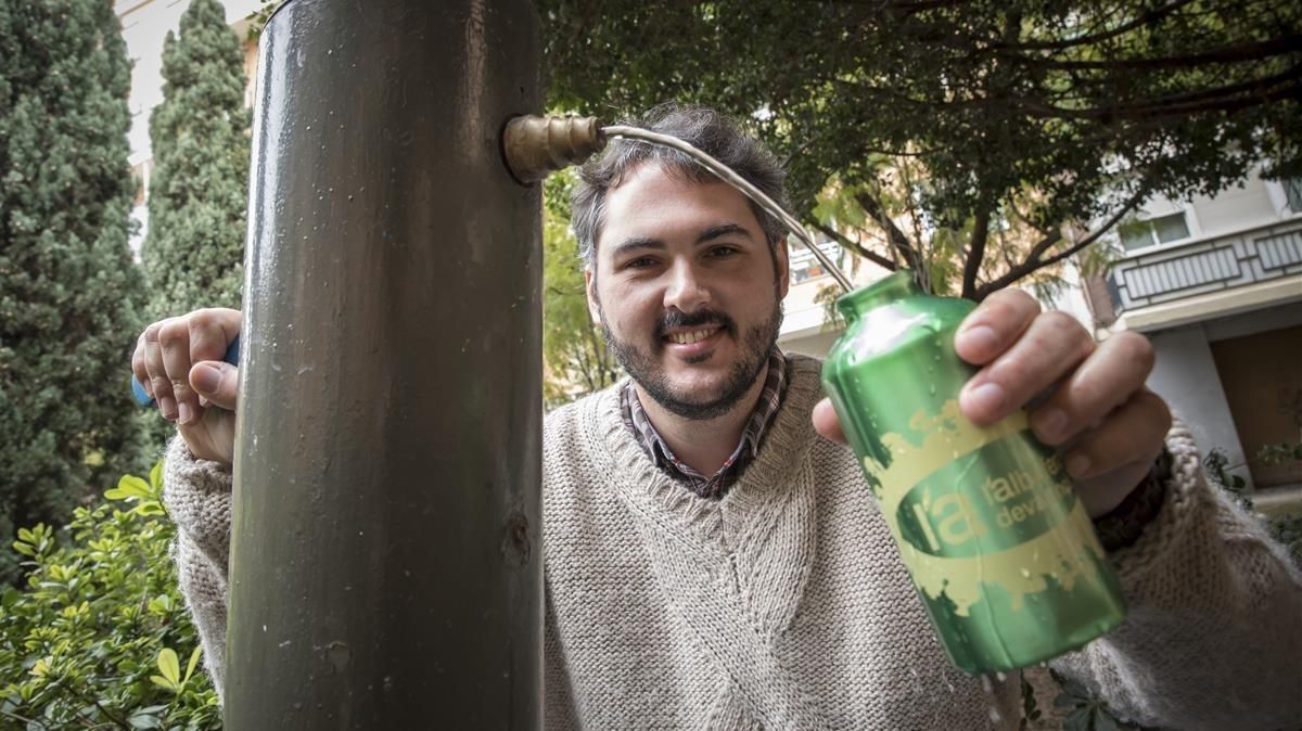 El ambientólogo Andreu Escrivà, con la cantimplora en una fuente de Valencia. El ambientólogo Andreu Escrivà, con la cantimplora en una fuente de Valencia.