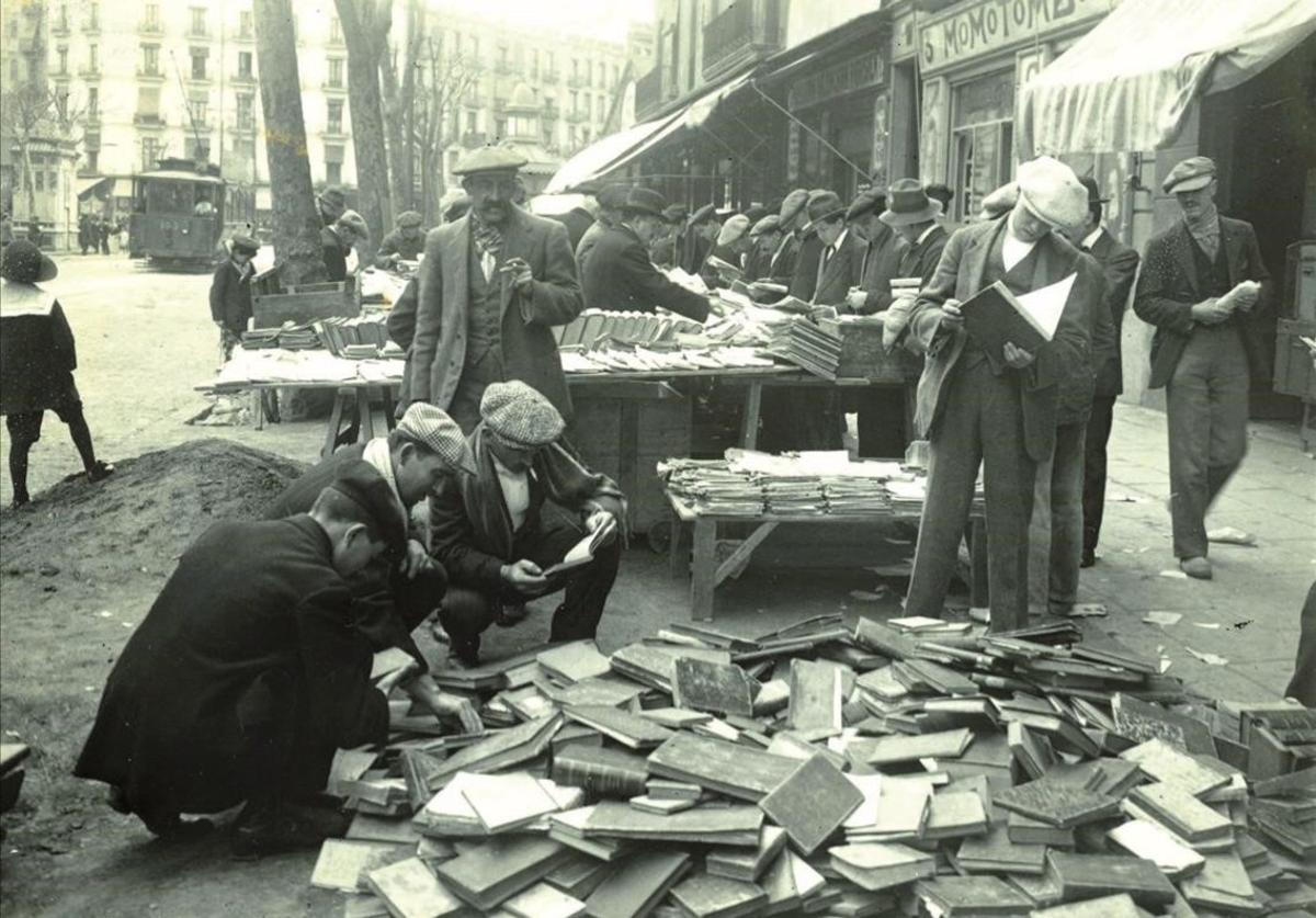 El antiguo mercado de los libros de ocasión en la ronda de Sant Antoni, en 1915.
