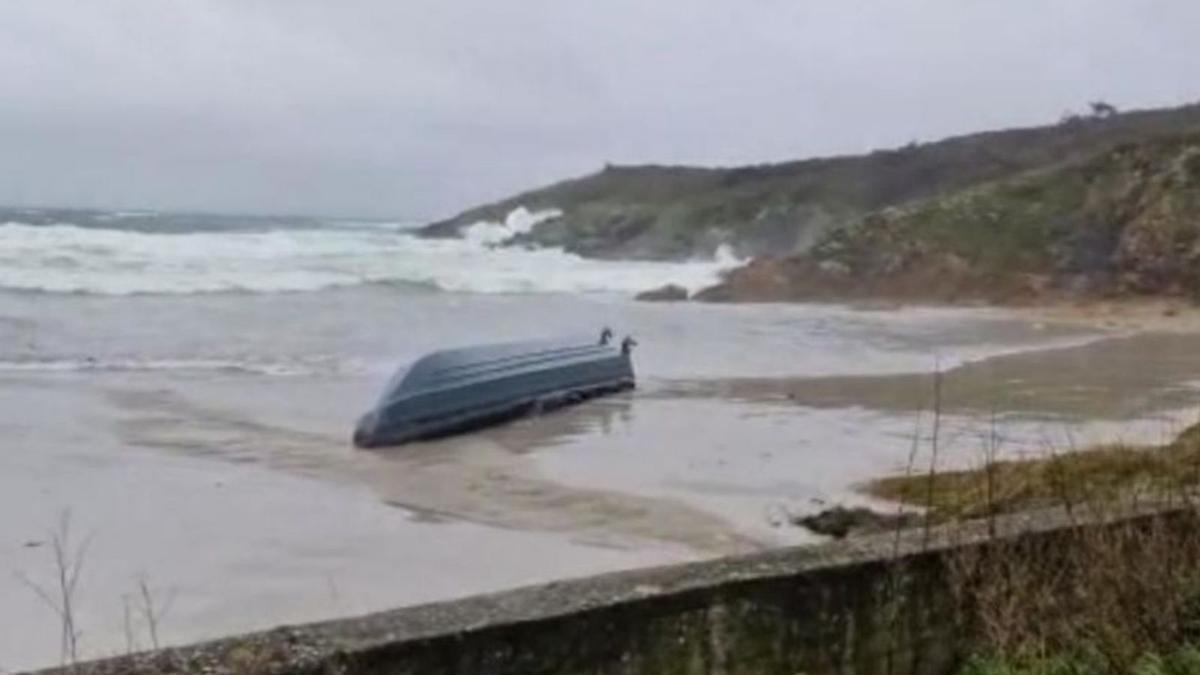 Aparece una planeadora en la playa de Nemiña, en A Coruña, equipada con cuatro motores