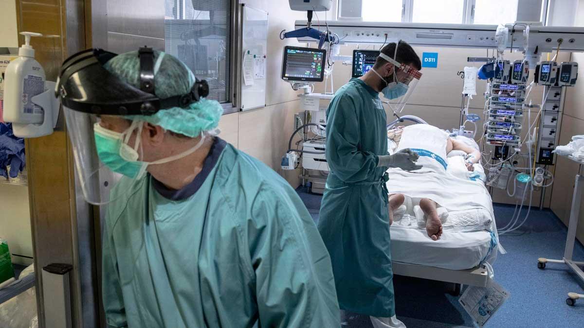 Atención a un paciente con coronavirus en la UCI del Hospital Vall d’Hebron de Barcelona.