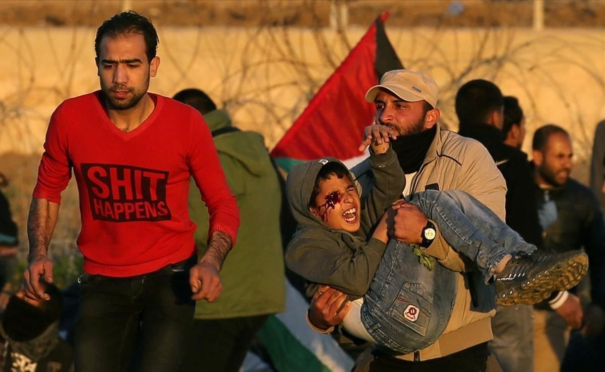 Dos semanas después de que un proyectil golpease el ojo derecho de Mohammad An-Najjar durante una protesta en la frontera de Gaza, el niño de 12 años acaba de enterarse de que nunca volverá a ver. La imagen fue tomada por el fotógrafo de Reuters Ibraheem Abu Mustafa, el 11 de enero. Cuando Abu Mustafa llegó a la escena, al este de Khan Younis, escuchó a la gente gritar ’una lesión, una lesión. Continué tomando fotos. Un hombre llevaba a un niño en sus brazos, y la sangre brotaba de su ojo derecho’, dijo. Dos semanas después de que un proyectil golpease el ojo derecho de Mohammad An-Najjar durante una protesta en la frontera de Gaza, el niño de 12 años acaba de enterarse de que nunca volverá a ver. La imagen fue tomada por el fotógrafo de Reuters Ibraheem Abu Mustafa, el 11 de enero. Cuando Abu Mustafa llegó a la escena, al este de Khan Younis, escuchó a la gente gritar ’una lesión, una lesión. Continué tomando fotos. Un hombre llevaba a un niño en sus brazos, y la sangre brotaba de su ojo derecho’, dijo.