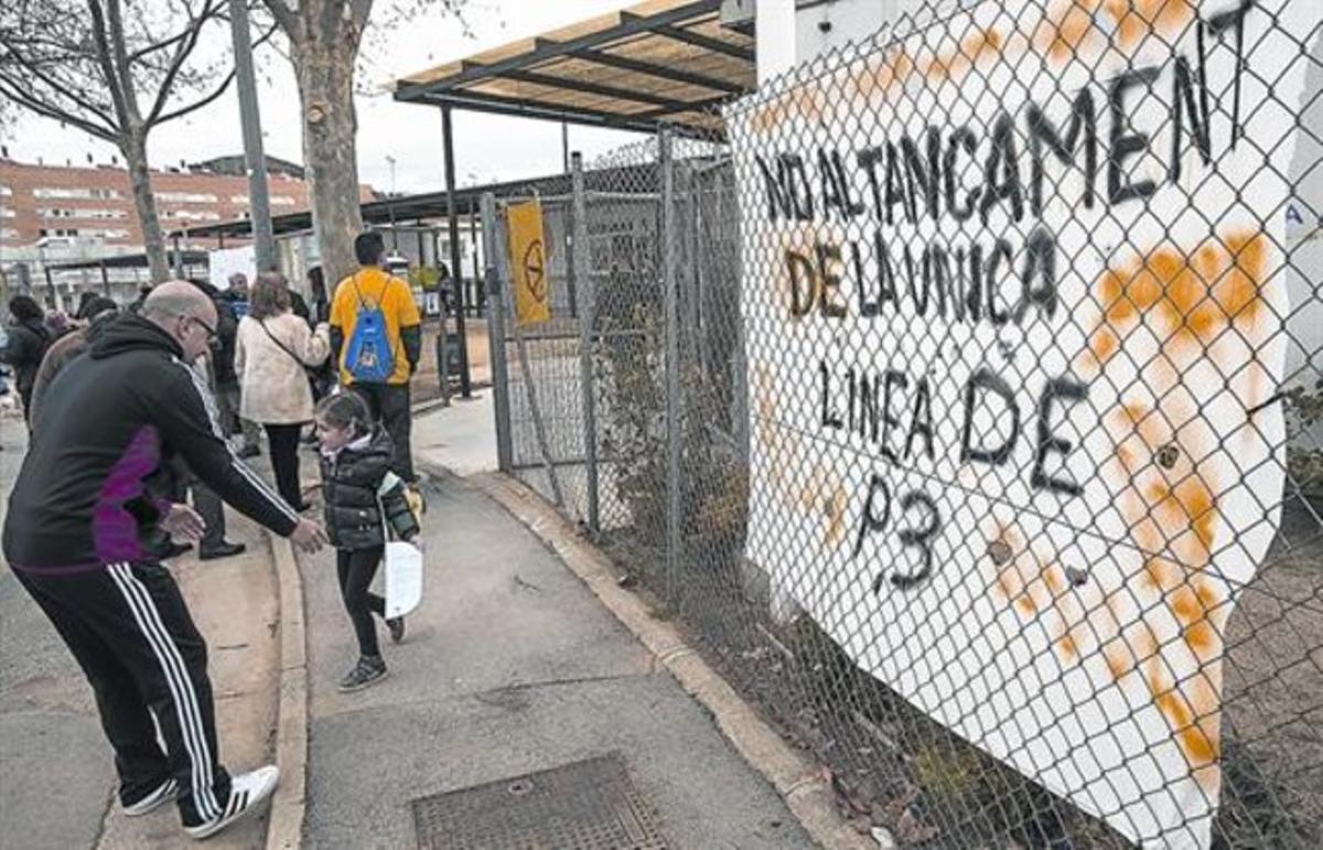 Pancarta en el colegio Mediterrània de Viladecans, ayer por la tarde, a la salida de clase.