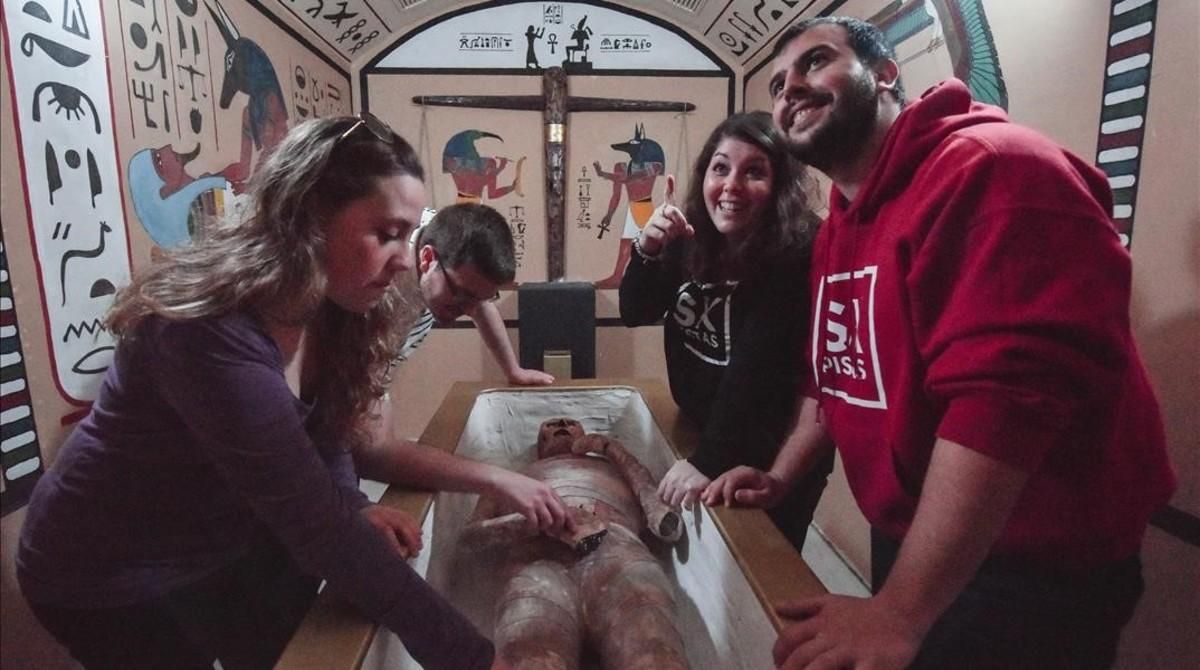 Eulalia y Josep rebuscan en el sarcófago de una momia, mientras Carlos y Anna miran jeroglíficos en el ’escape room’ del antiguo Egipto de Game Point Center, en el Port Fòrum, aún sin inaugurar. Eulalia y Josep rebuscan en el sarcófago de una momia, mientras Carlos y Anna miran jeroglíficos en el ’escape room’ del antiguo Egipto de Game Point Center, en el Port Fòrum, aún sin inaugurar.