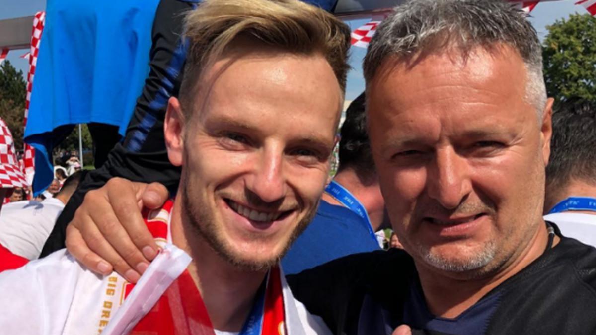 Els 'selfies' de Rakitic i Modric amb un nazi entelen la festa croata Els 'selfies' de Rakitic i Modric amb un nazi entelen la festa croata
