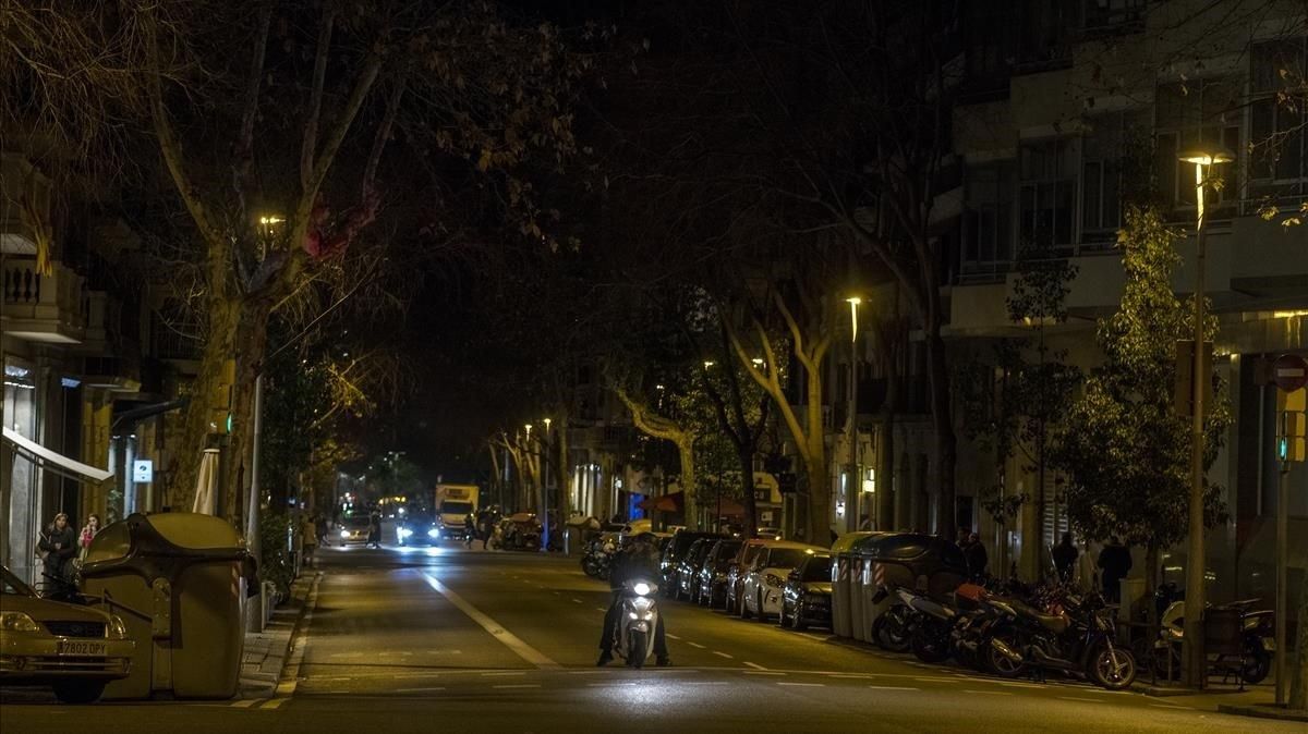 La calle de Casanovas, escasamente iluminada. La calle de Casanovas, escasamente iluminada.