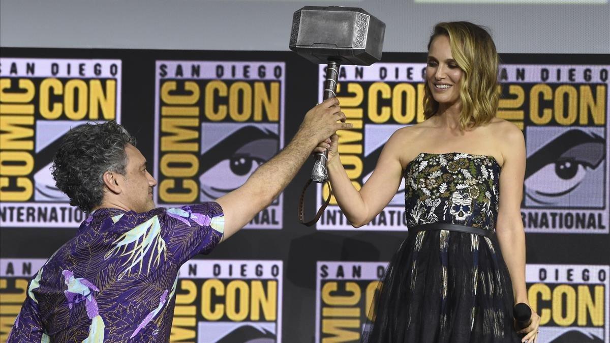 Natalie Portman coge el martillo de Thor, en la Comic-Con de San Diego (EEUU). 