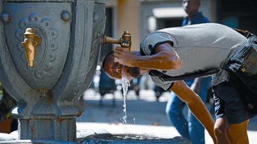 Cuanta Agua Hay Que Beber Al Dia 2 Litros La Mujer 2 5 El Hombre