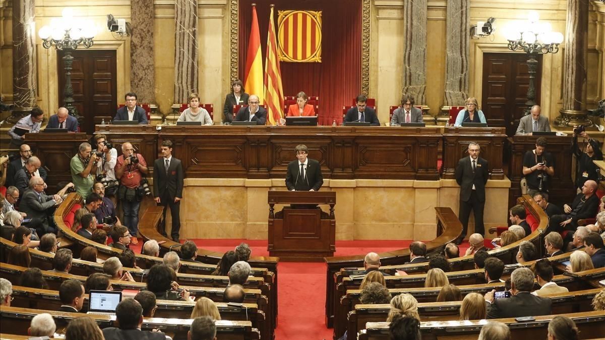 El ’president’ Carles Puigdemont interviene en el Parlament, el pasado 10 de octubre. El ’president’ Carles Puigdemont interviene en el Parlament, el pasado 10 de octubre.