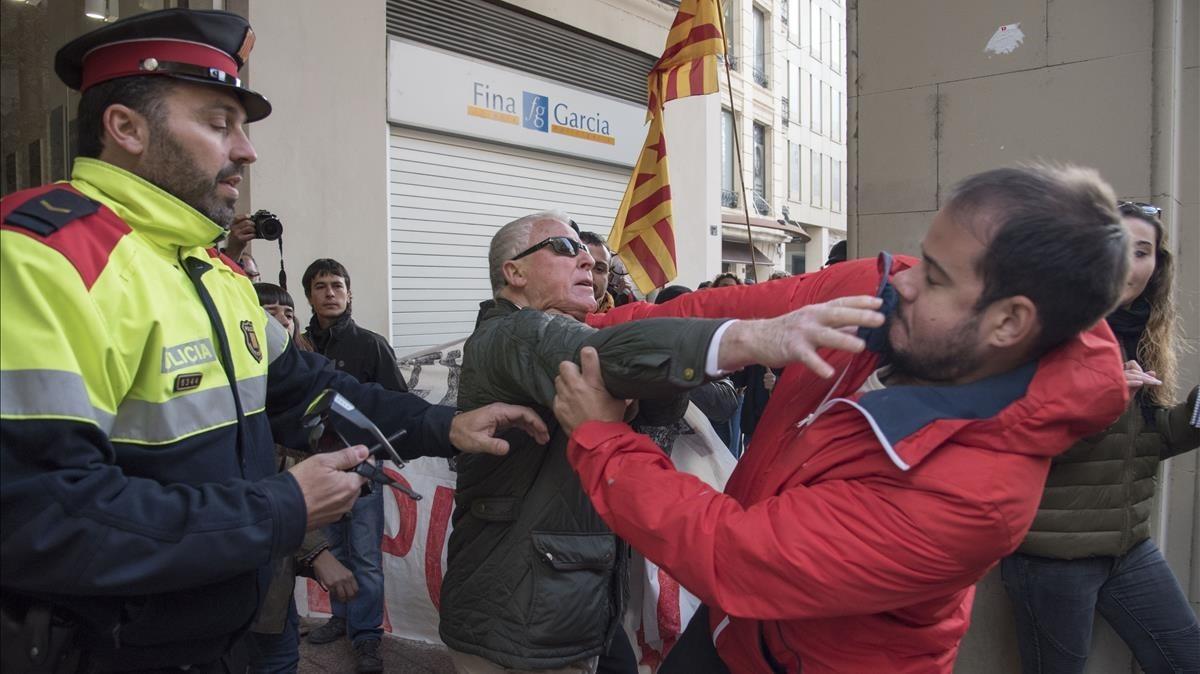 Enfrentamientos en la calle Major de Lleida durante la jornada de huelga.