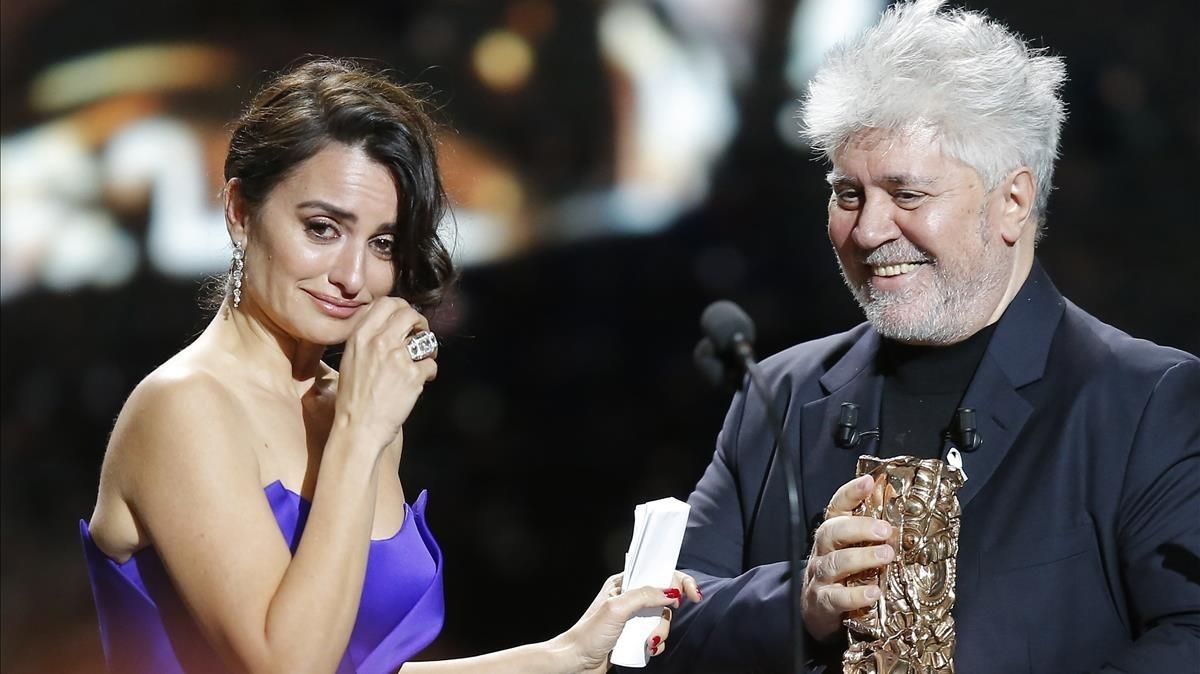Penélope Cruz llora al recibir el César de Honor del cine francés de manos de Almodóvar, este viernes. Penélope Cruz llora al recibir el César de Honor del cine francés de manos de Almodóvar, este viernes.