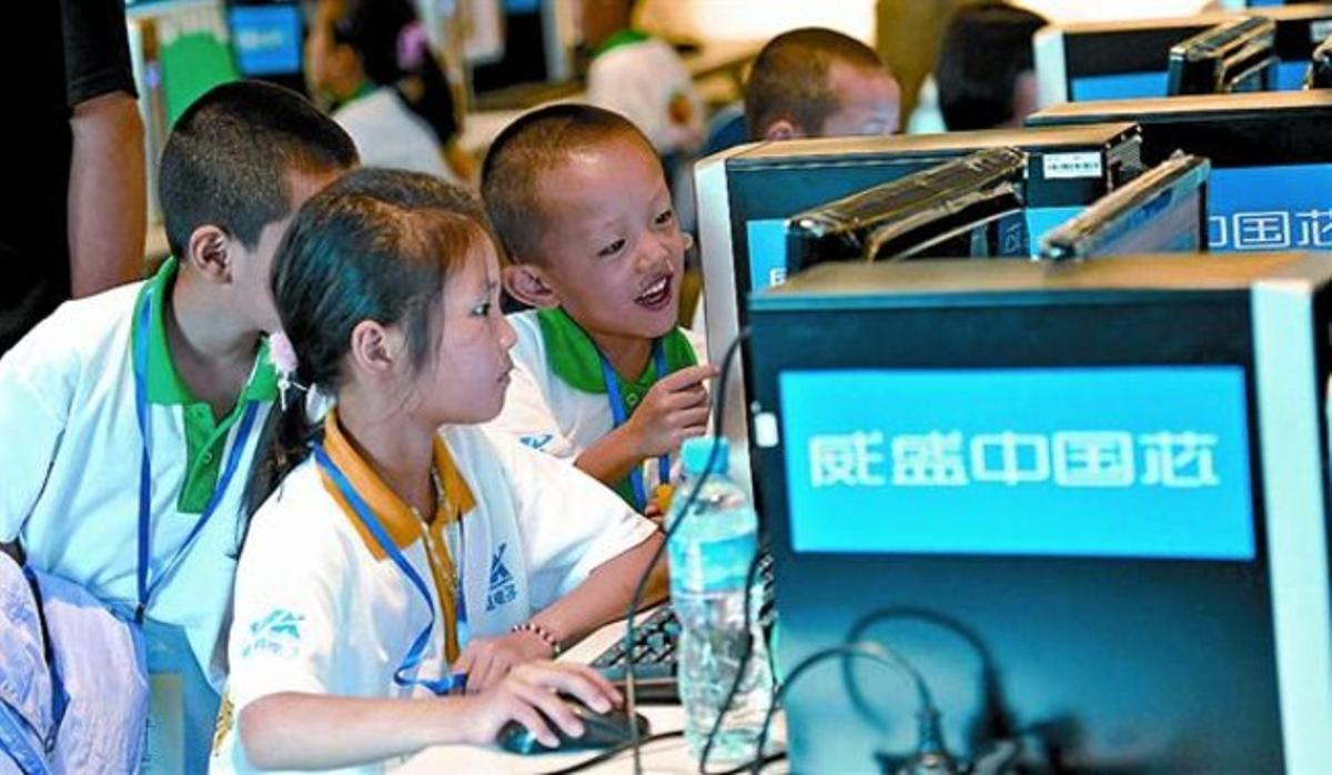 Niños chinos reciben una clase de buen uso de internet.