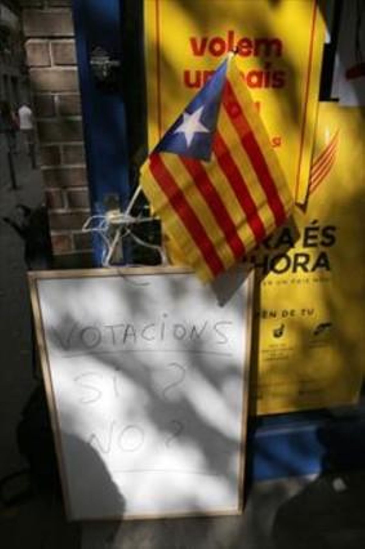 Entrada del puntode votación de la ANC en el barrio de Gràcia de Barcelona. Entrada del puntode votación de la ANC en el barrio de Gràcia de Barcelona.