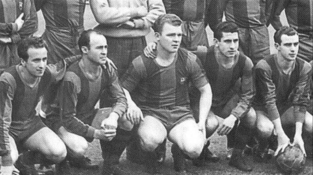 La celebre delantera del Barça inmortalizada por Serrat: de izquierda a derecha, Basora, César, Kubala, Moreno y Manchón. La celebre delantera del Barça inmortalizada por Serrat: de izquierda a derecha, Basora, César, Kubala, Moreno y Manchón.
