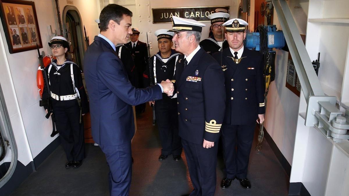 Sánchez  en el portaaviones Juan Carlos I, en la Base Naval de Rota.