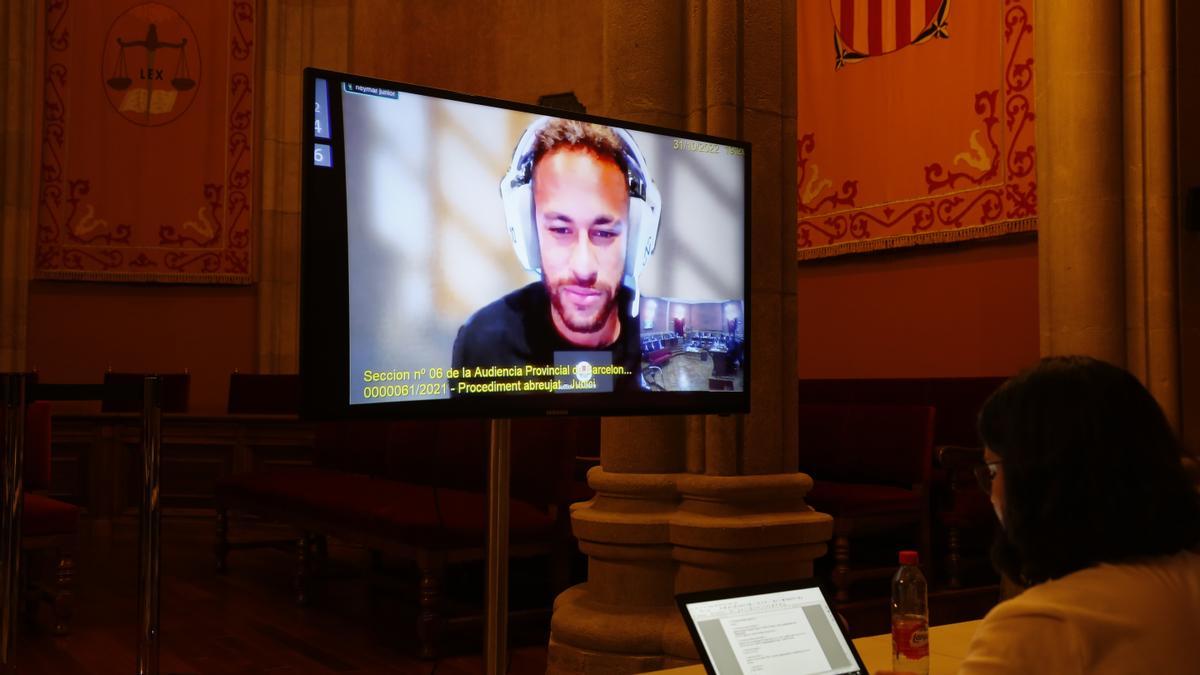 Neymar, por videoconferencia, en el turno de última palabra en el juicio que se celebra contra él en Barcelona.