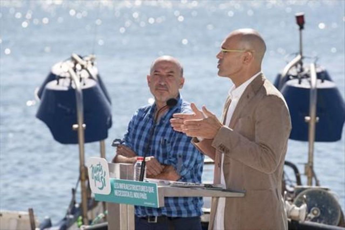 Els candidats de Junts pel Sí Germà Bel i Raül Romeva, ahir al port de Tarragona. Els candidats de Junts pel Sí Germà Bel i Raül Romeva, ahir al port de Tarragona.