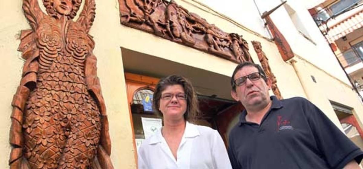 Rosa Riera y Rafa Cantero posan en la puerta de Rafa’s. Foto: CLICK ART FOTO / EDDY KELELE Rosa Riera y Rafa Cantero posan en la puerta de Rafa’s. Foto: CLICK ART FOTO / EDDY KELELE