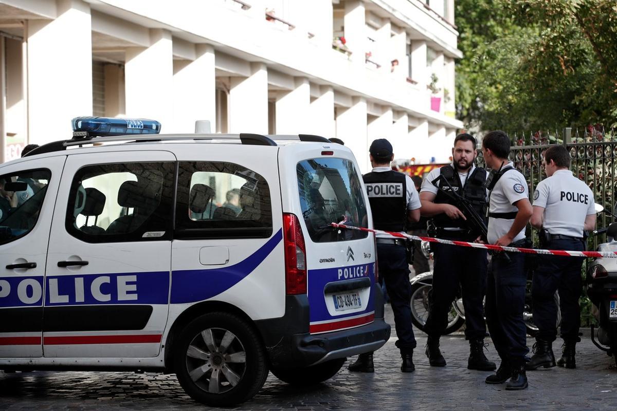 La policía francesa asegura la zona donde soldados franceses fueron heridos por un vehículo, en el este de París, en el suburbio de Levallois-Perret, el 9 de agosto.