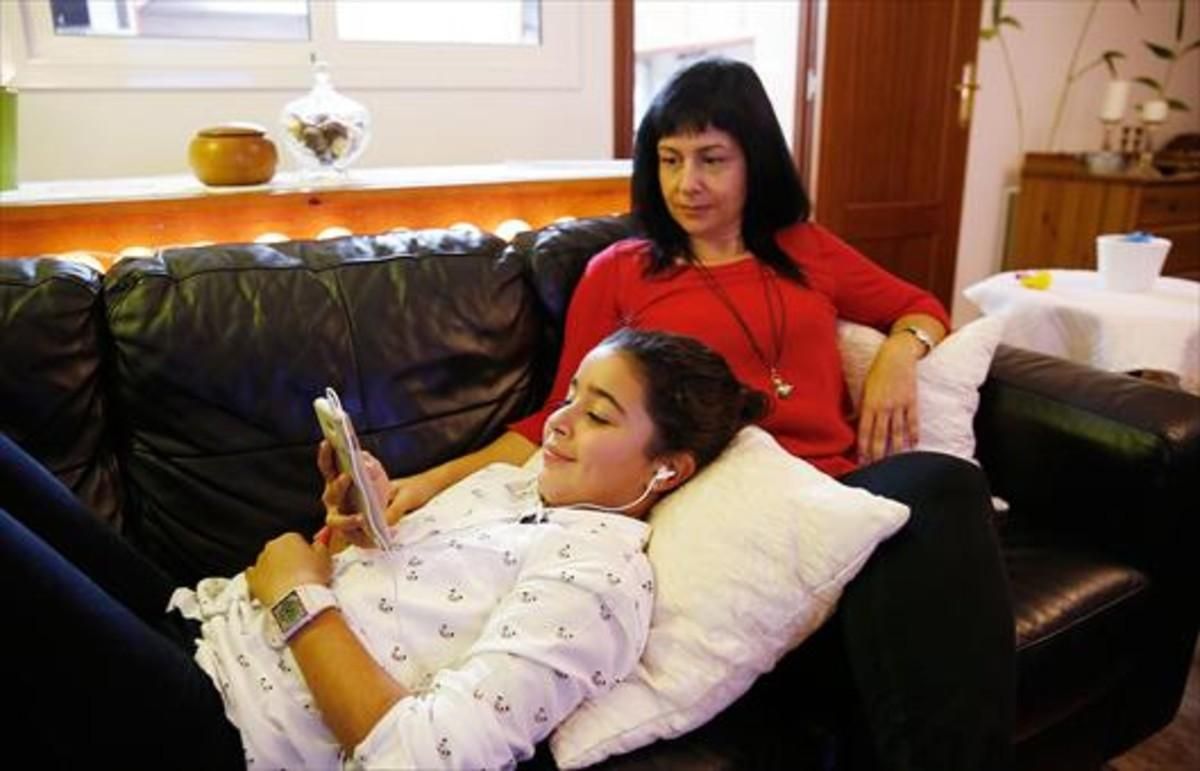 Guadalupe Romero y su hija Paula, en su domicilio de una urbanización del Baix Llobregat. Guadalupe Romero y su hija Paula, en su domicilio de una urbanización del Baix Llobregat.