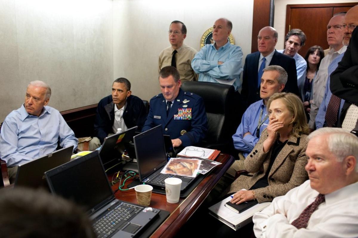 Barack Obama (segundo por la izquierda), rodeado de su equipo de seguridad, entre ellos el vicepresidente Joe Biden (izquierda) y la secretaria de Estado Hillary Clinton, en la sala de crisis de la Casa Blanca, siguiendo la operación que acabó con la vida de Osama bin Laden.