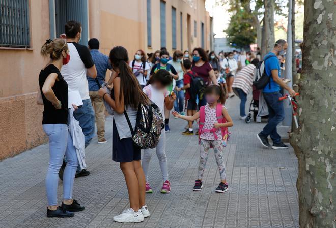 Estudiantes y familiares, a la salida de una escuela de Barcelona.