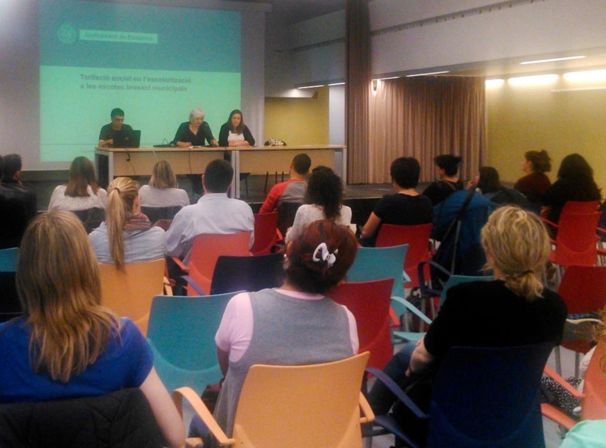 La alcaldesa de Badalona, Dolors Sabater, y la concejal de Badalona Educadora, Laia Sabater, presentando la tarificación social por la cual se regiran las guarderías del municipio. La alcaldesa de Badalona, Dolors Sabater, y la concejal de Badalona Educadora, Laia Sabater, presentando la tarificación social por la cual se regiran las guarderías del municipio.