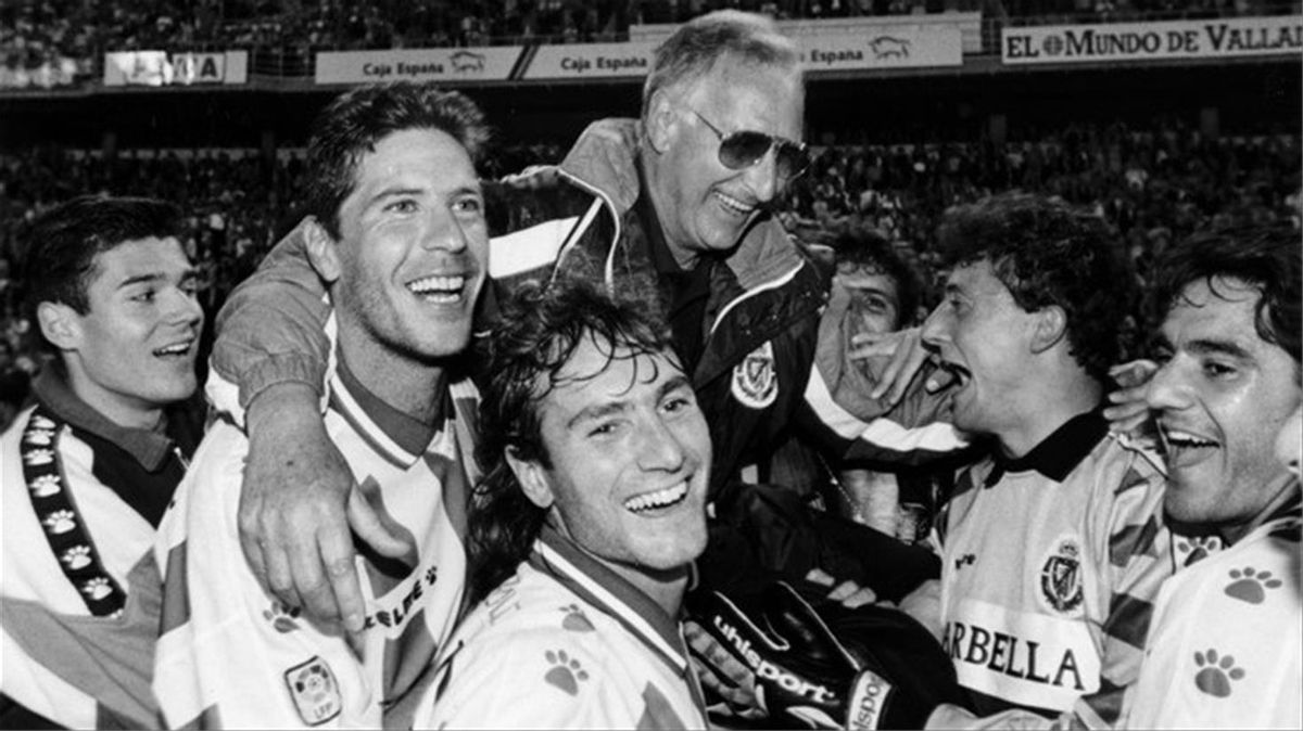 Juan Carlos, César Sánchez y otros jugadores del Valladolid sacan a hombros a Cantatore en Zorilla. Juan Carlos, César Sánchez y otros jugadores del Valladolid sacan a hombros a Cantatore en Zorilla.
