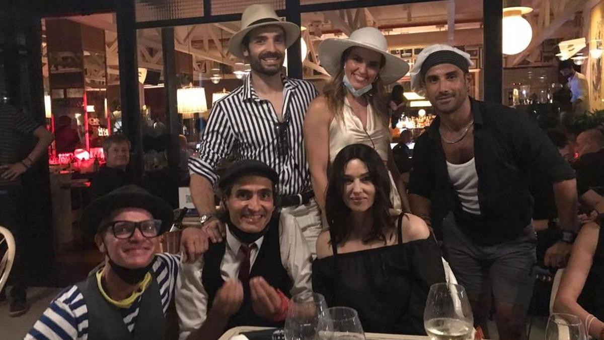 Monica Bellucci, durante su cena en el restaurante Velissima de Barcelona, rodeada de la ’familia’ Marinelli, que ejerce de anfitriona.