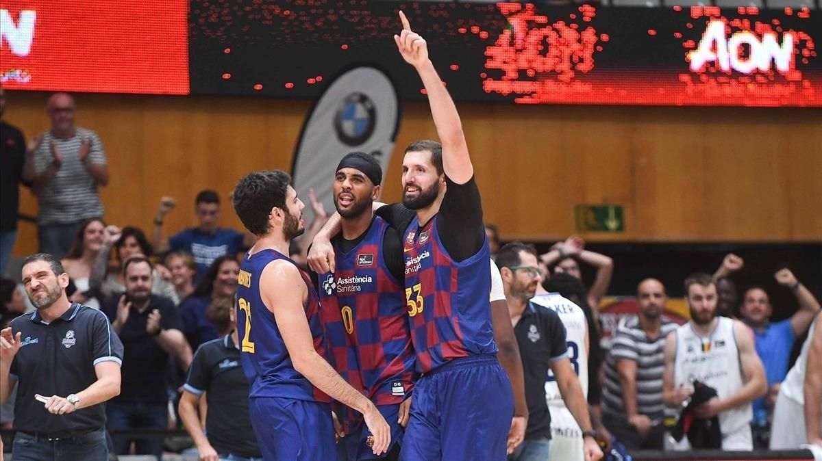Mirotic celebra una canasta con Abrines y Davies. Mirotic celebra una canasta con Abrines y Davies.