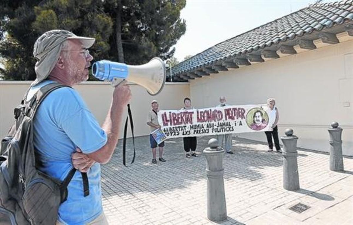 Andrea de Lotto, en primer plano, y los cuatro asistentes a la concentración del pasado agosto ante la sede del consulado de EEUU. Andrea de Lotto, en primer plano, y los cuatro asistentes a la concentración del pasado agosto ante la sede del consulado de EEUU.