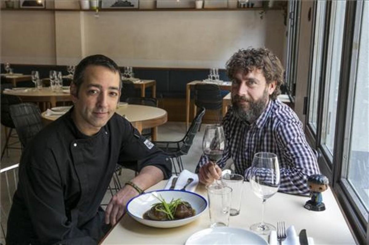 El cocinero Daniel Viejo y Óscar Gómez, en una de las mesas de Lando. Foto: Joan Puig El cocinero Daniel Viejo y Óscar Gómez, en una de las mesas de Lando. Foto: Joan Puig