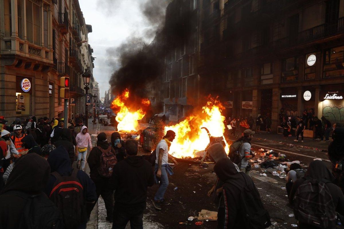 Barricadas en una de las calles de Barcelona. Barricadas en una de las calles de Barcelona.